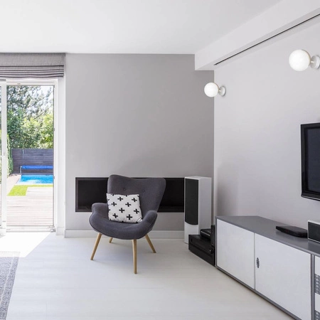 Kinkiet nowoczesny szklana kula SFERA WOOD drewno/biały