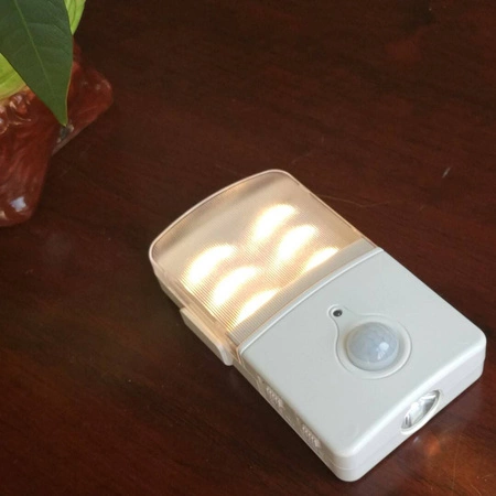 Lampka natynkowa 0,5W z czujką ruchu + światło boczne barwa neutralna 4000K EKB6615